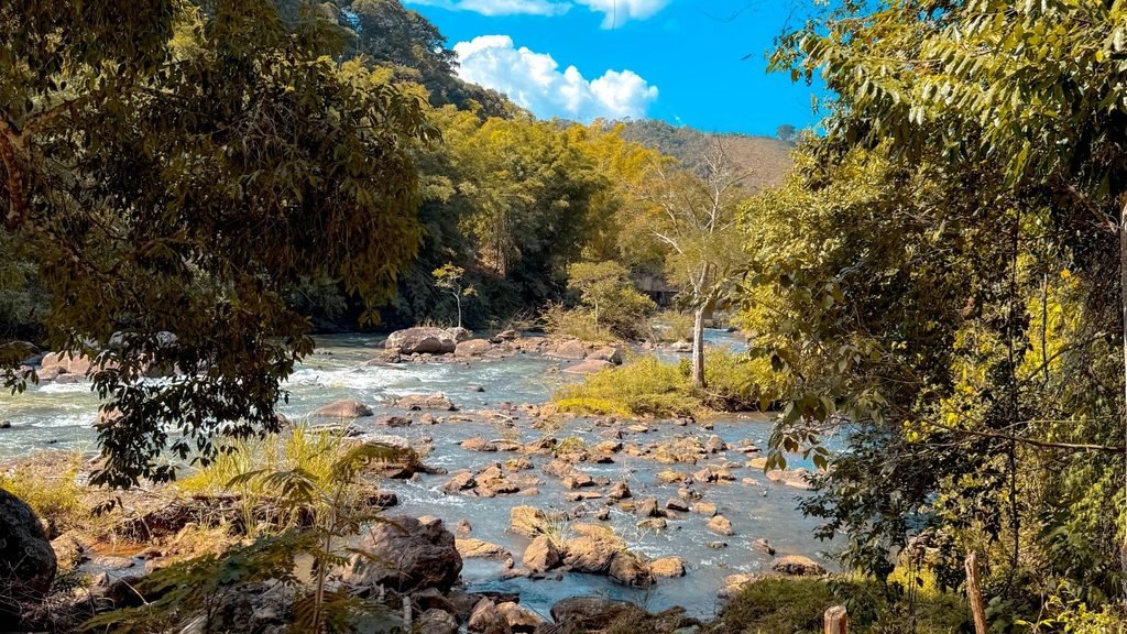 Rio com pedras e mata no caminho da Cascata do Galo, em Domingos Martins