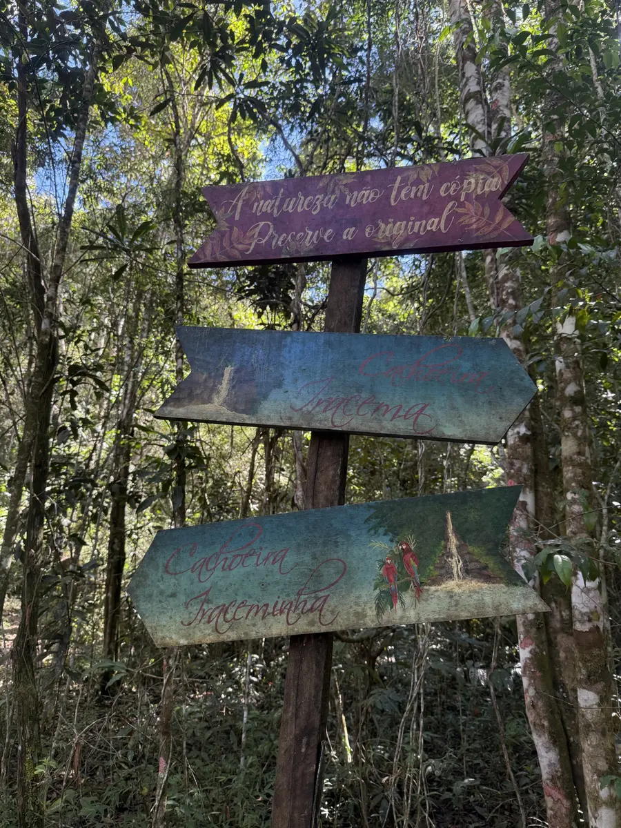 Placa de orientação no caminho entre as cachoeiras de Iracema e Iraceminha em Alfredo Chaves