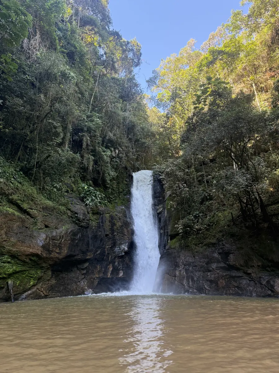 Queda-d'água e poço da Cachoeira de Iracema em Alfredo Chaves