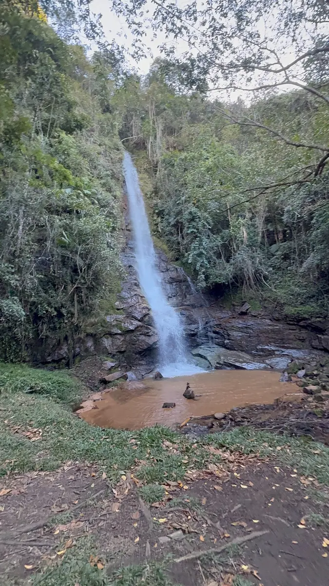 Trecho da Cachoeira de Iraceminha cercado por mata em Alfredo Chaves